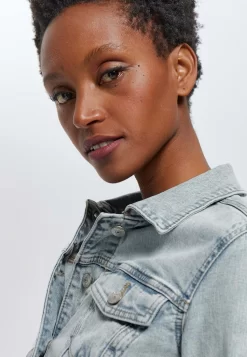 Veste En Jean - Jean Très Clair -Promod aff994bd8af24cd495d40f55ab04a76a scaled